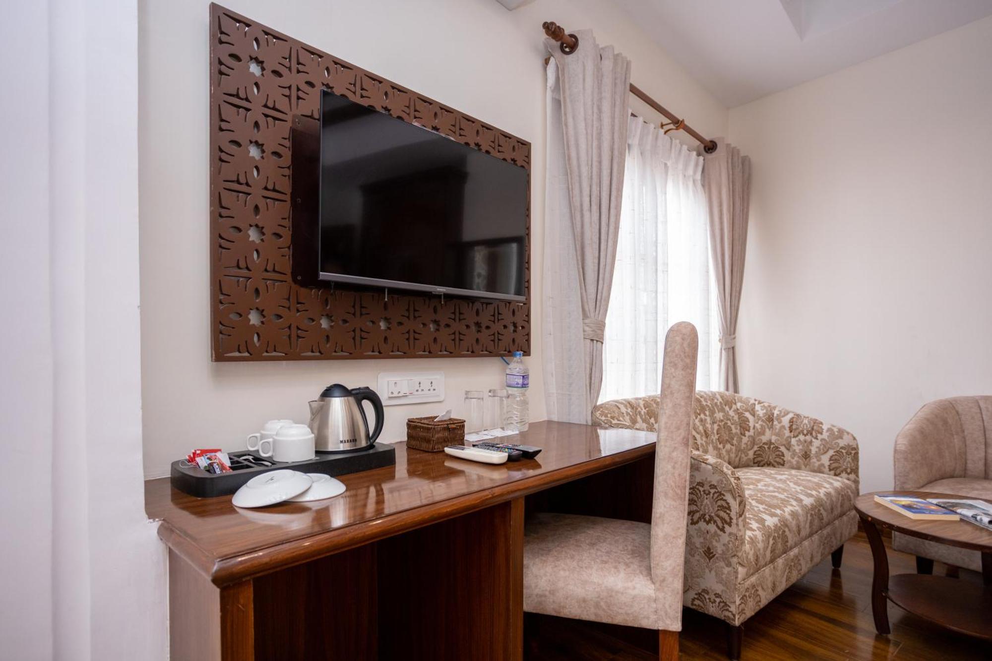 Airport Himalaya Boutique Hotel Катманду Экстерьер фото