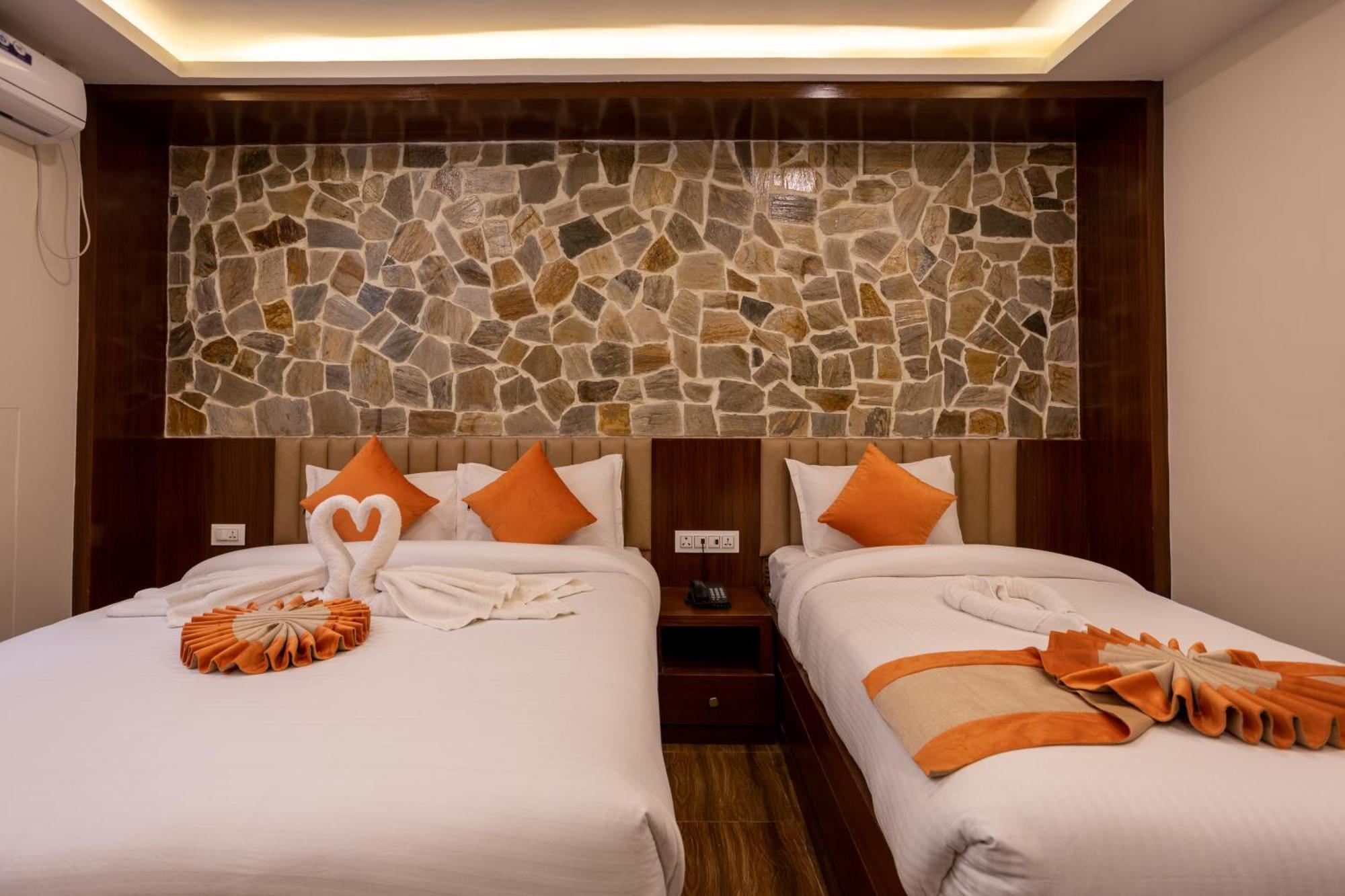 Airport Himalaya Boutique Hotel Катманду Экстерьер фото