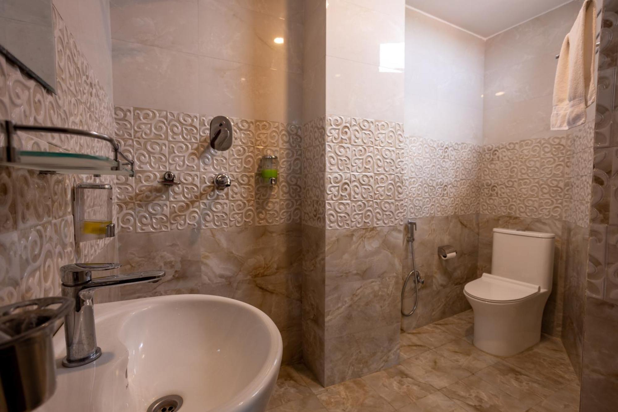 Airport Himalaya Boutique Hotel Катманду Экстерьер фото