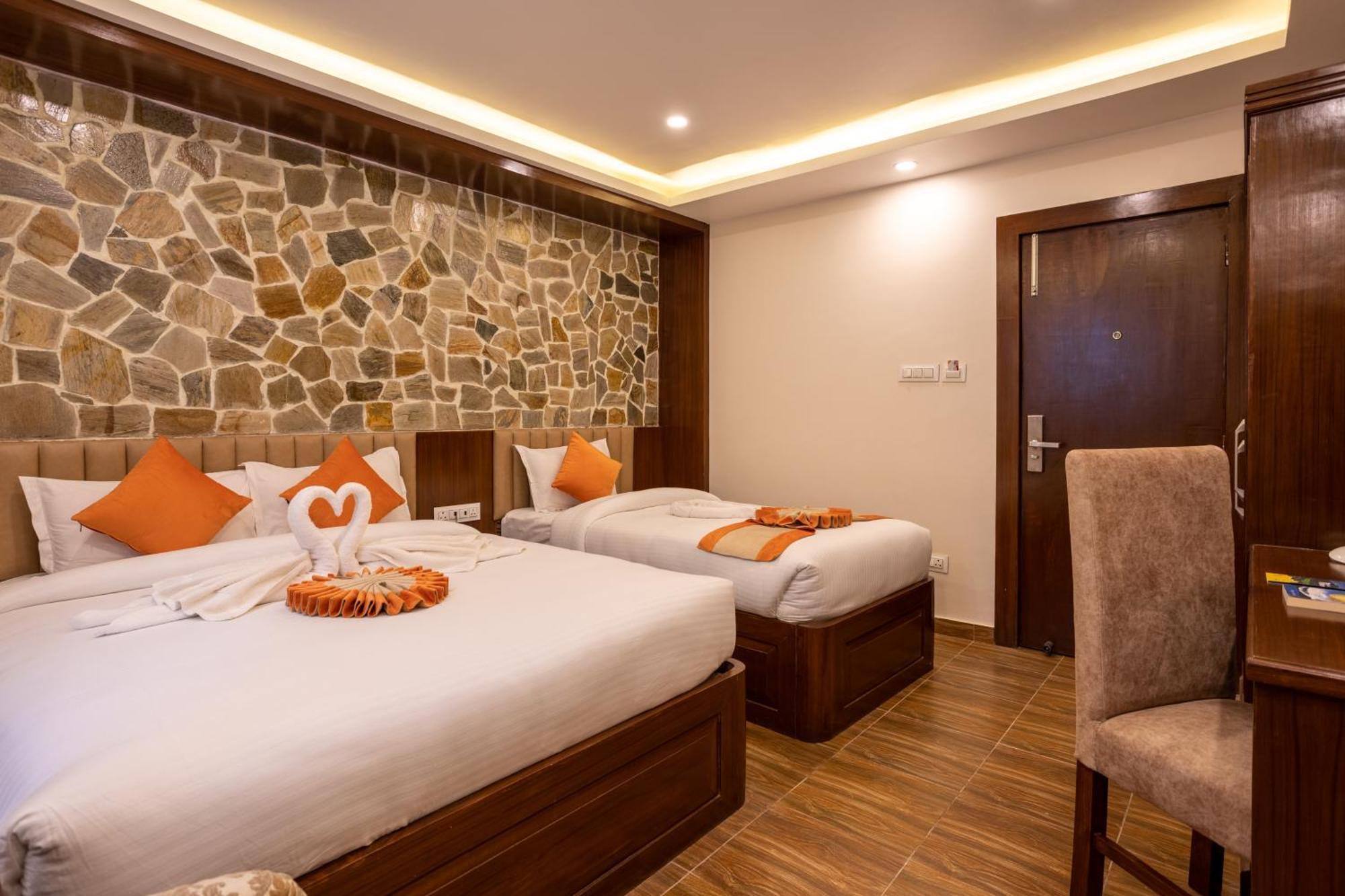 Airport Himalaya Boutique Hotel Катманду Экстерьер фото