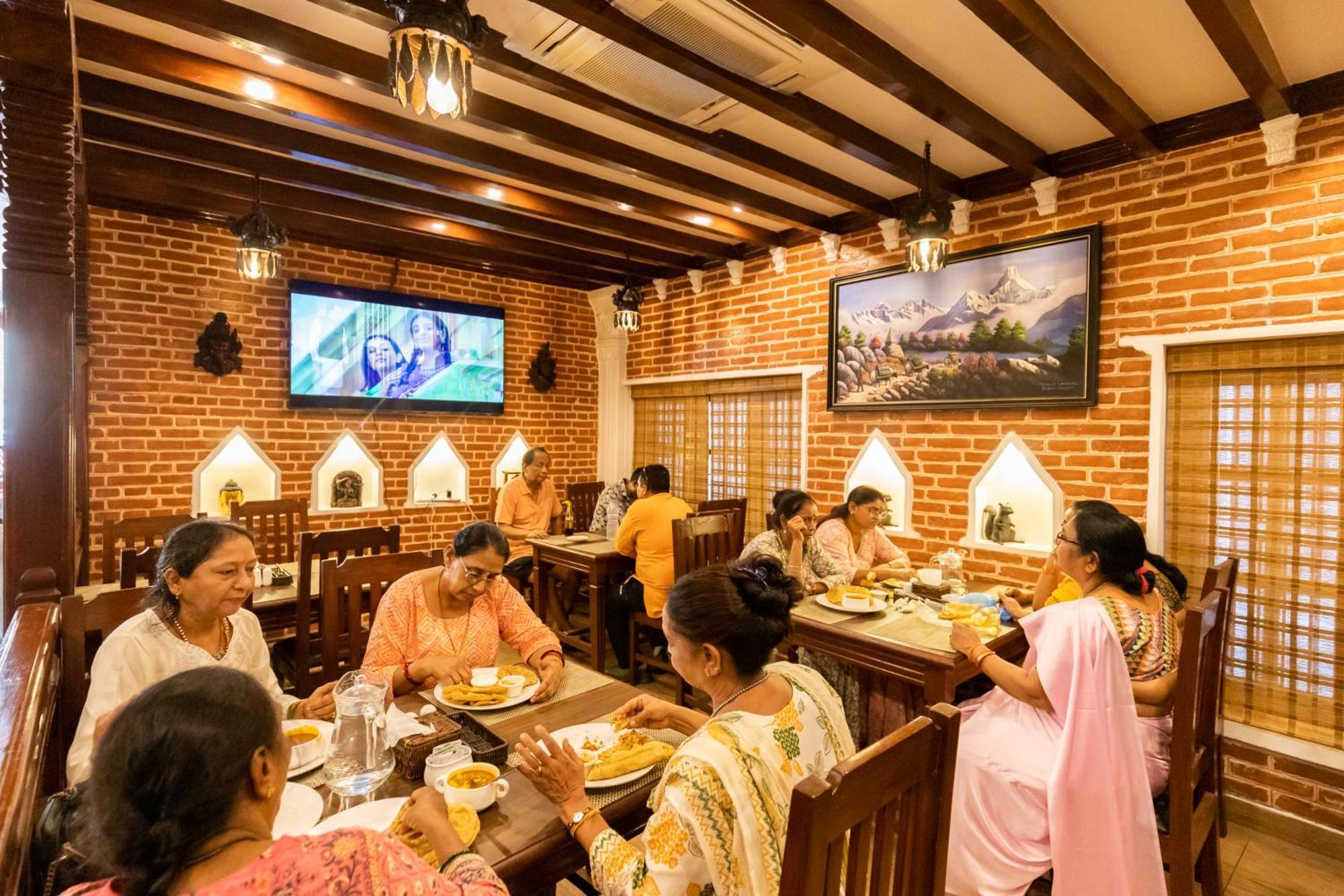Airport Himalaya Boutique Hotel Катманду Экстерьер фото